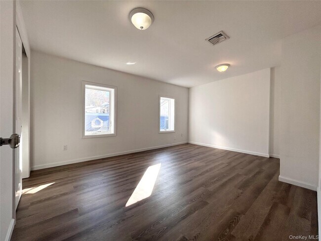 Building Photo - 32 Main St