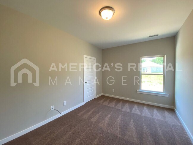 Building Photo - 68 WATER OAK DR