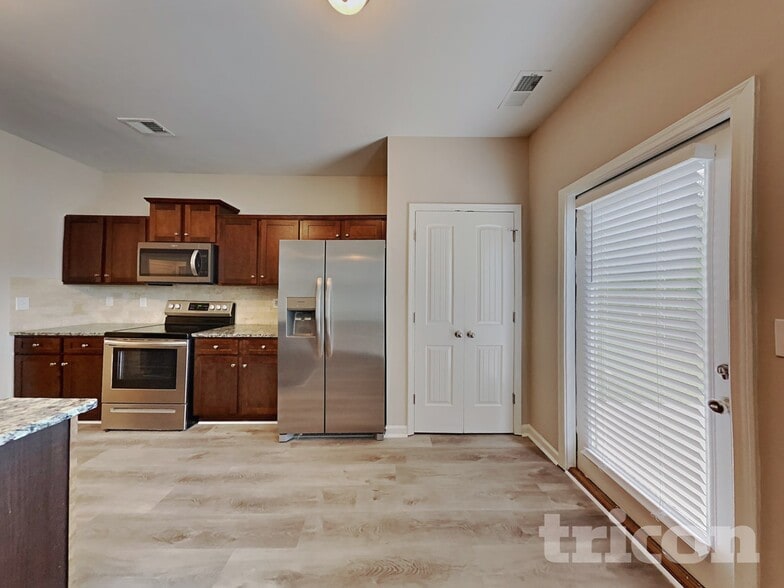 Building Photo - 142 Daisy Cir