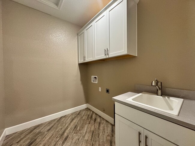 Building Photo - 5 YEARS NEW,  FORMER MODEL HOME BUILT BY LENNAR HOMES, 4 BED, 2.5 BATH, 2 CAR GARAGE