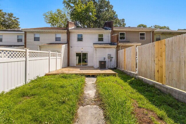 Building Photo - Redone townhouse
