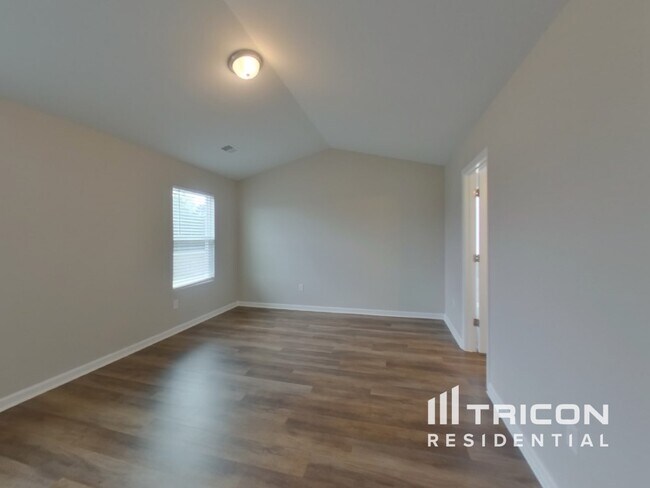 Building Photo - 1261 Paramount Dr