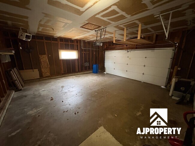 Building Photo - 5801 W Coughran Ct