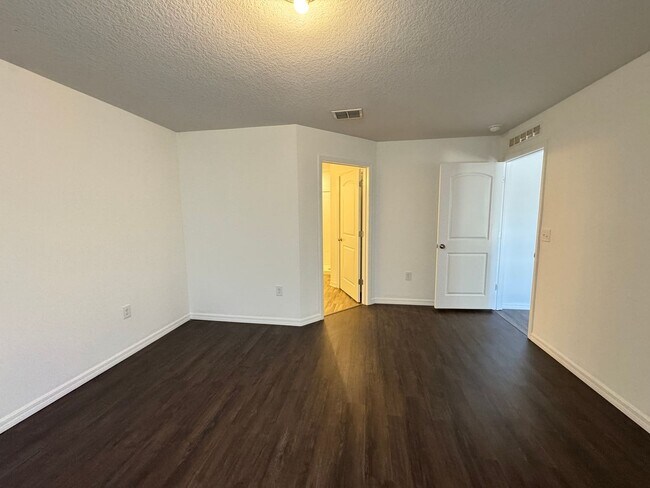 Building Photo - BEAUTIFUL, 4 bedroom, 2 bathroom Home in Poinciana!! Cable & Internet Included with Rent!!