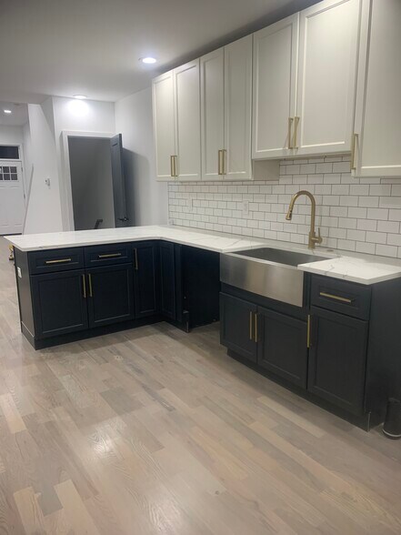 Huge modern kitchen with quartz countertops - 2532 W Montgomery Ave
