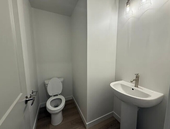 Building Photo - Brand New unit!