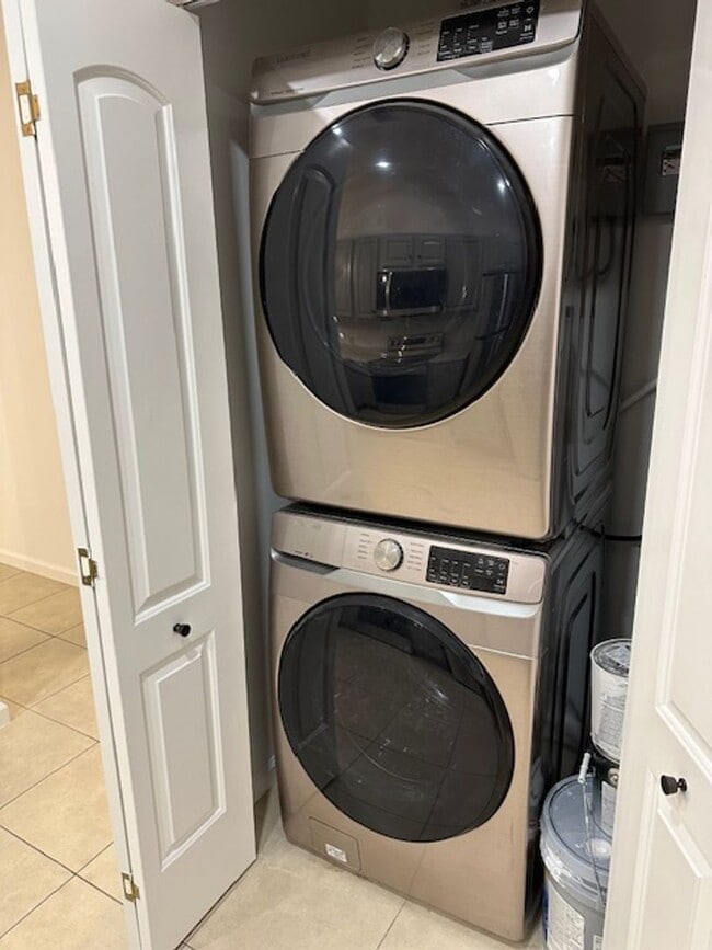 Building Photo - Woodlake Villa - 2 Bedroom/2 Bathroom