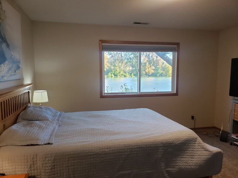 Building Photo - 5 Round Lake Trail