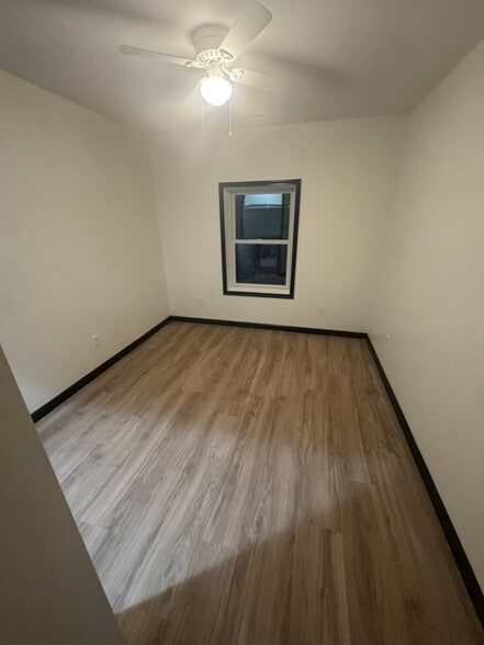 Building Photo - 208 N White River Ave