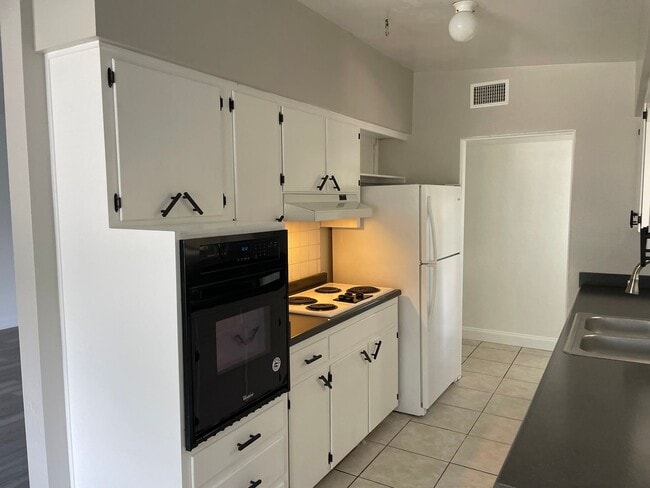 Building Photo - 3/1 -1/2 POOL HOME IN CASSELBERRY