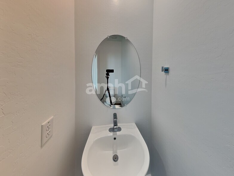 Building Photo - 20177 W Thomas Rd