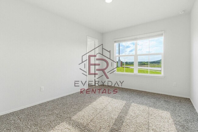 Building Photo - 3 bedroom 2 bath open concept