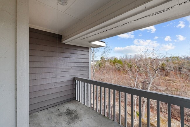 Building Photo - Freshly Remodeled 3rd Floor Apartment