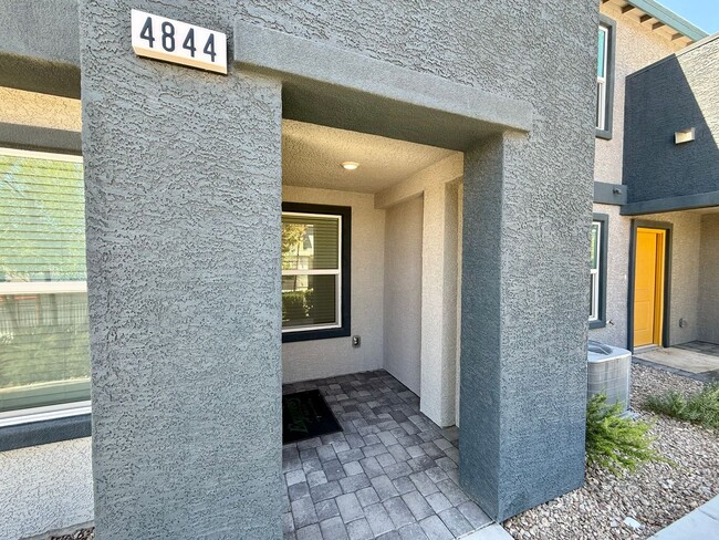 Building Photo - BRAND NEW 3 BED 2.5 BATH 2 CAR GARAGE TOWN...