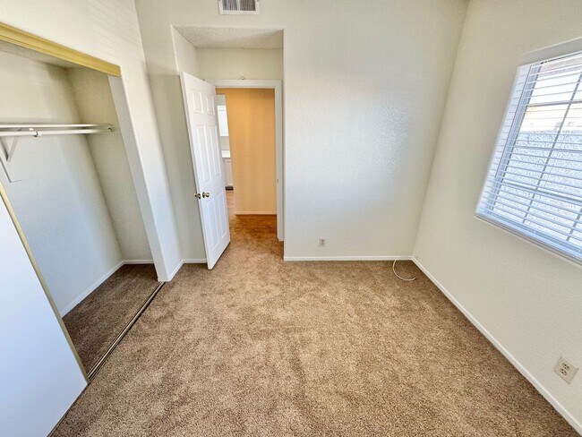 Building Photo - BRIGHT 2-BED CONDO LOCATED CENTRAL LAS VEGAS CONDO