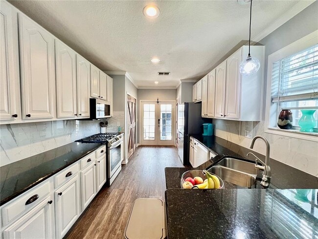 Building Photo - 16112 Loneoak View Dr