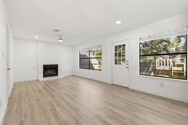 Building Photo - 1707 Yucca Ln