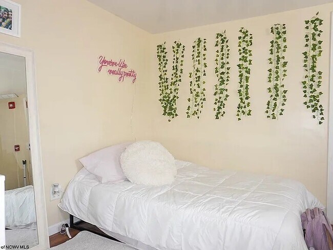 Building Photo - 148 8th St