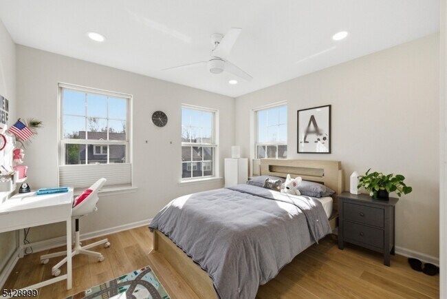 Building Photo - 19 Dahlia Dr