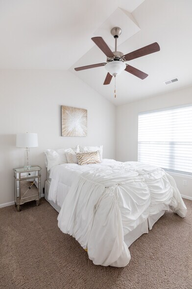 2nd bdrm w closet orgainizers - 10941 Elkhart Pl