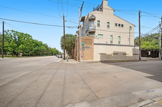 Building Photo - 2602 Washington Ave
