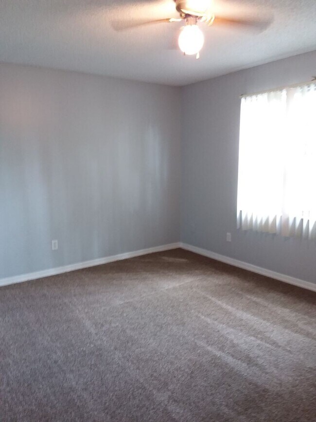 Building Photo - Lexington Square Townhome