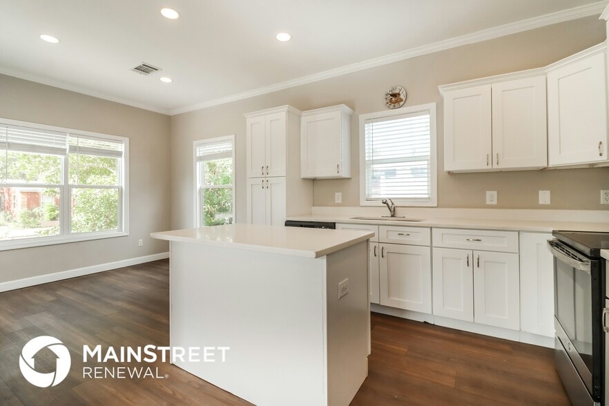 Building Photo - 1701 16th Ave S