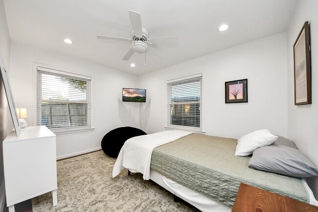 Building Photo - 411 Venice St