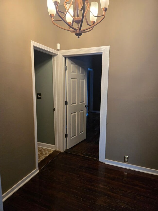 Building Photo - FOR RENT centrally located and convenient to Downtown! Available NOW!