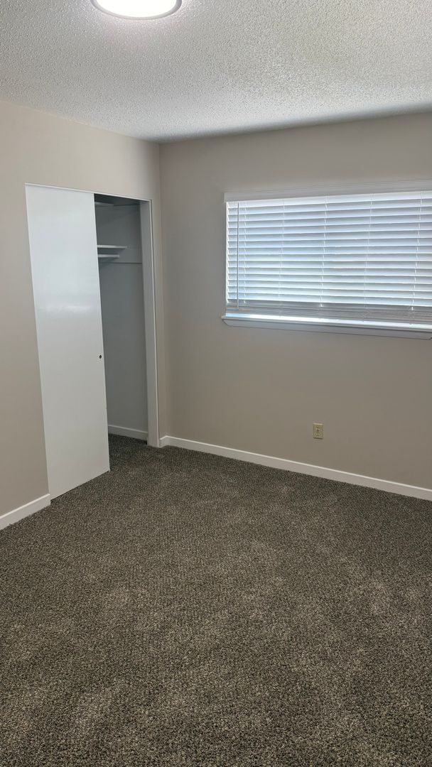 Building Photo - 547 Greenwood Dr