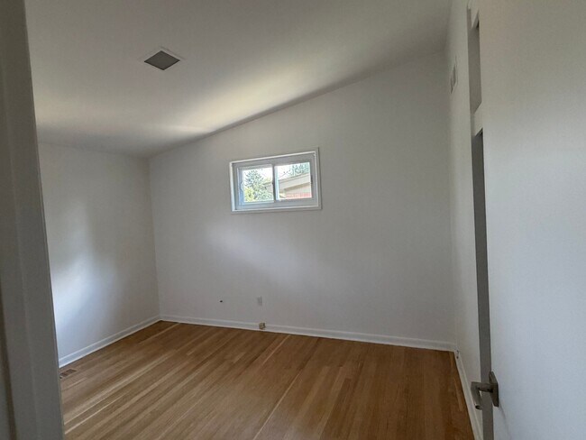Building Photo - 878 Brooklawn Dr