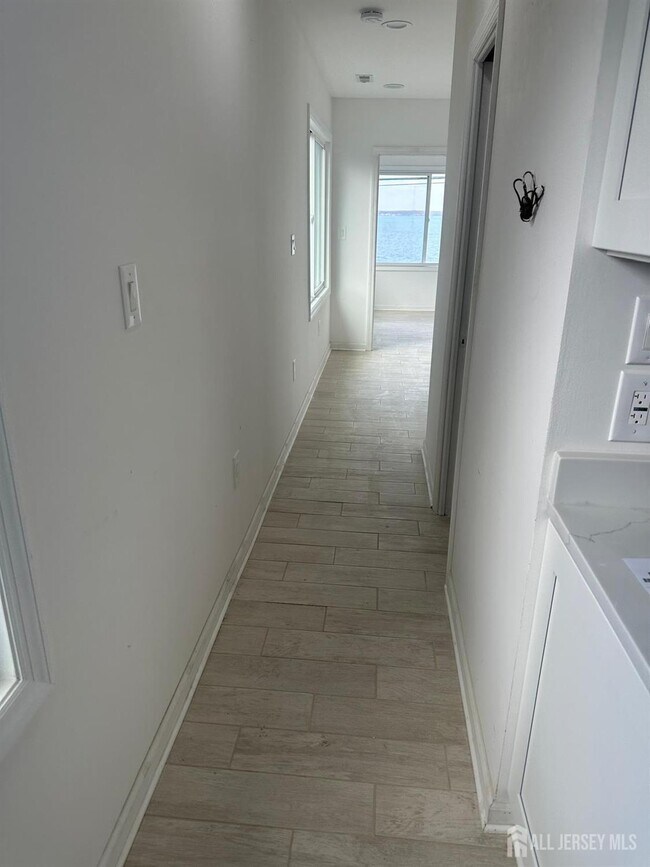 Building Photo - 111 Bayview Dr