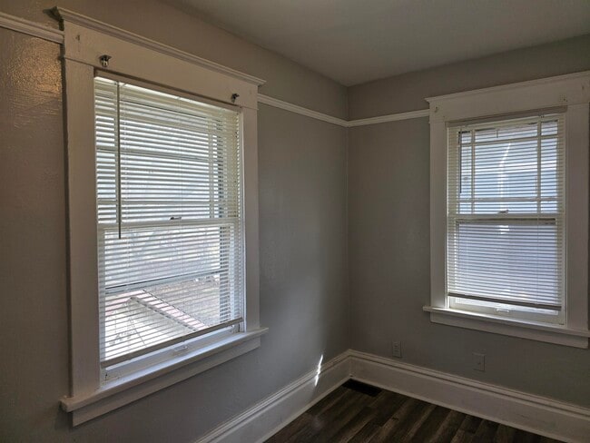 Building Photo - 321 Albert Ave