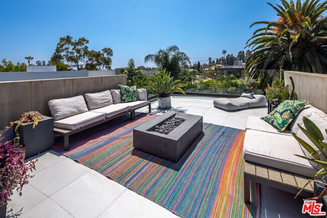 Building Photo - 631 N Curson Ave