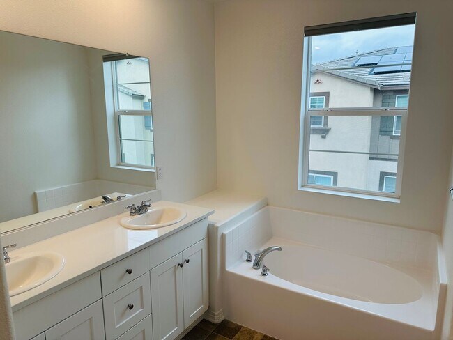 Building Photo - Newly Built 3 Bed Condo for Rent in Winche...
