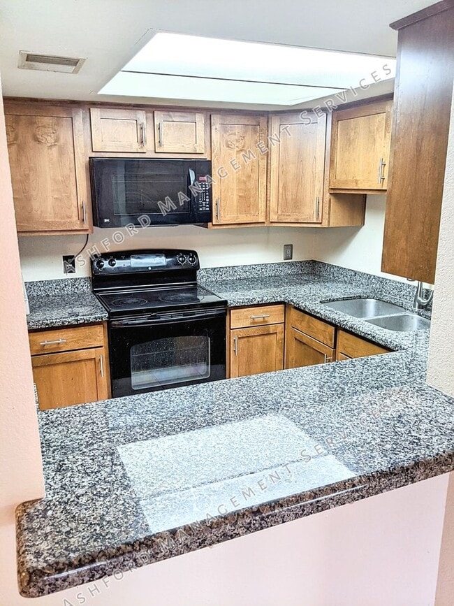 Building Photo - COMING SOON! 3 BEDROOM 3 BATH END UNIT TOW...