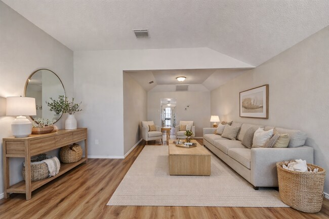 Building Photo - Charming 3 Bed Home for Rent in Dallas | Vaulted Ceilings | 2-Car Garage