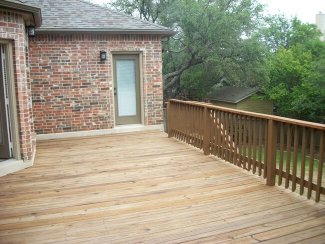 Building Photo - BEAUTIFUL HOME IN A GATED COMMUNITY!
