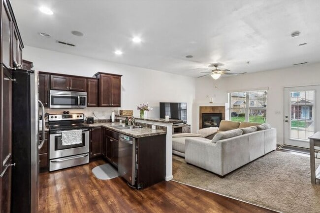 Building Photo - $2,000 | 3 Bedroom, 2.5 Bathroom Town Home | Pets Allowed | Available for August 1st Move-In!