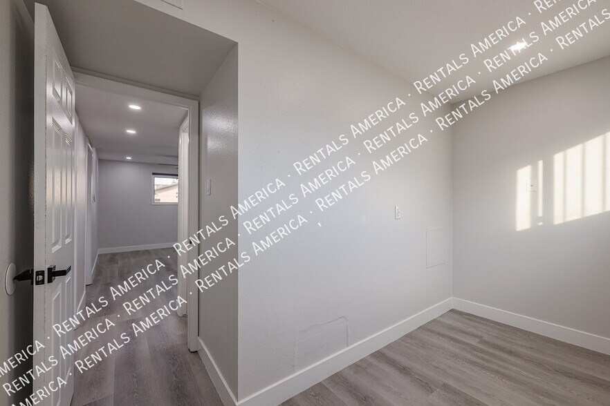 Building Photo - 5205 W Caribbean Ln