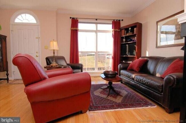 Living Room - 650 9th St SW