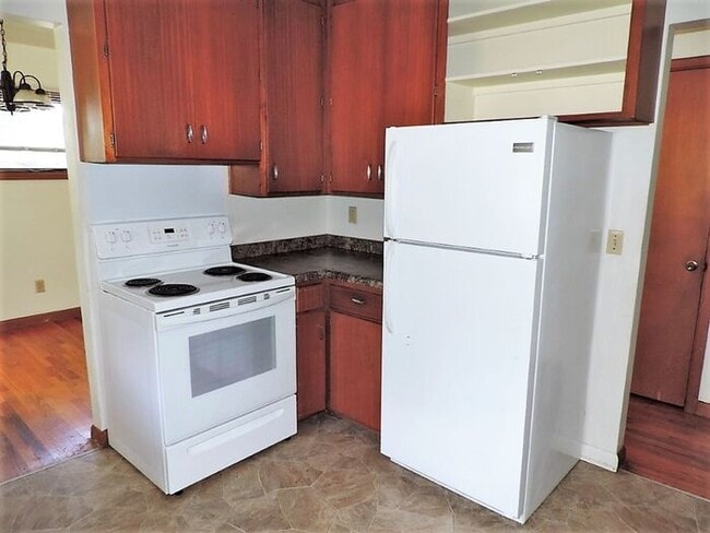 Building Photo - $1,600 | 3 Bedroom, 1 Bathroom House | No ...