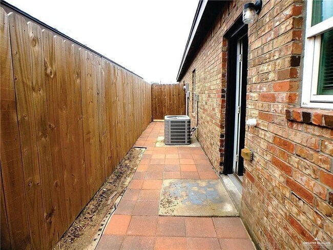 Building Photo - 10 10th St