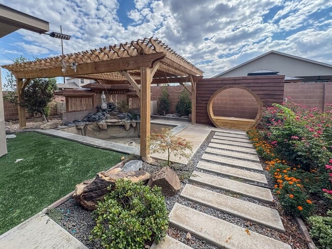 Building Photo - 2916 N Amor Ave