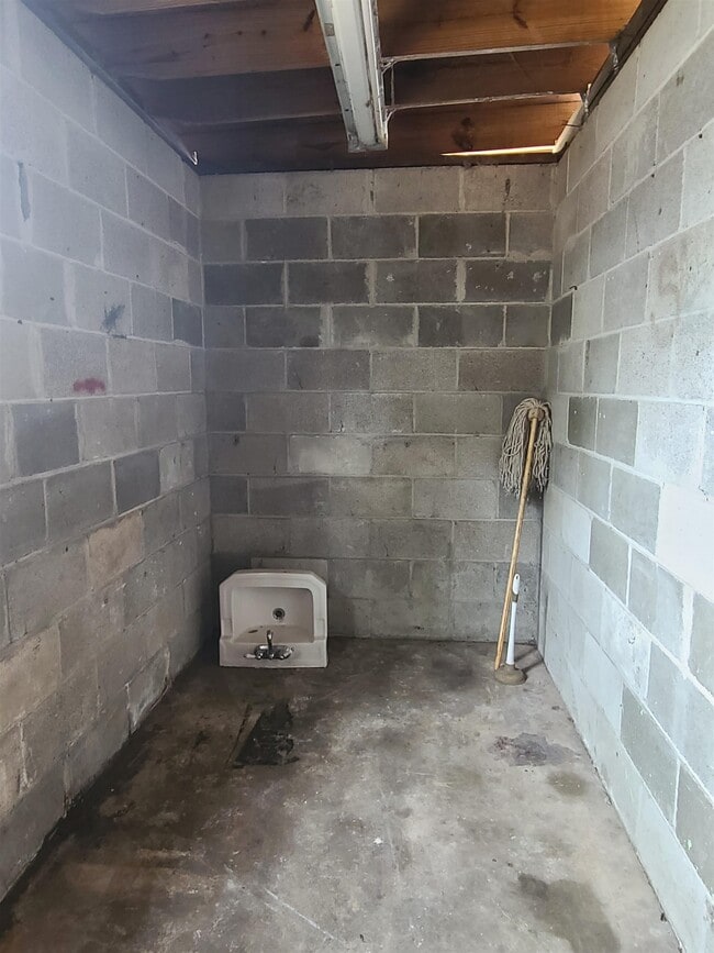 Building Photo - 703 W Veterans Dr