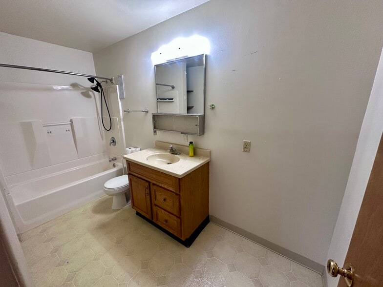 Bathroom - 1401 E 10th Ave