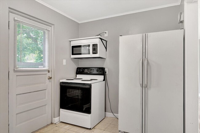 Building Photo - Sublease Available February 1st, 2026- Cha...