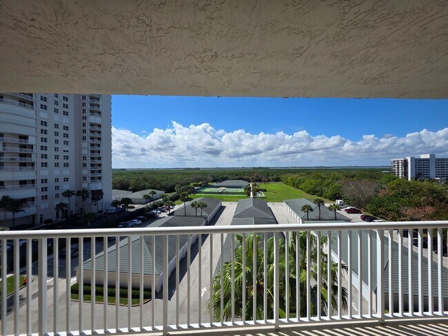 Building Photo - Beautiful Annual 7th floor Condo with Stunning Ocean Views 3/2