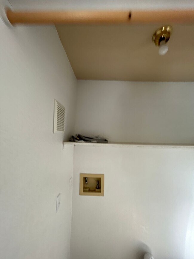 Building Photo - 365 NE Loper Ave