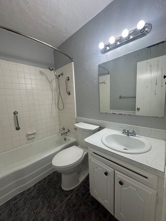 Building Photo - 4844 Woodview Dr